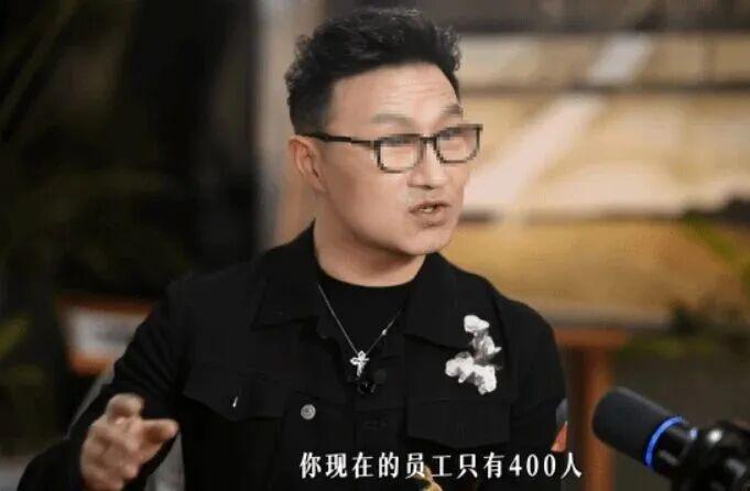 汪峰把公司1100人砍到400人,700人被裁。他说:“引入AI两个月,剩下400人干得比原来还好”,财务笑开了花。